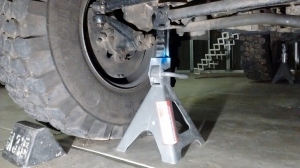 Jack Stand Position on Front Axle of U1300L